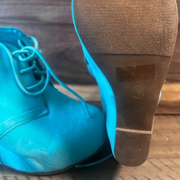 Women's Platform Bootie - Picture 2 of 2